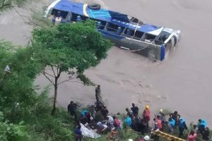 बिहानै त्रिसुलीमा बस खस्यो, ३ जनाका मृत्यु, १४ को उद्दार