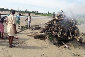 दाजु भाईको एउटै चितामा अन्त्येष्टी, शोकले गाउँमा बलेन चुलो