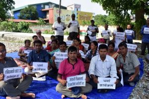 रोजगारी माग्दै विराटनरस्थित मुख्यमन्त्री कार्यालयमा अस्थायी शिक्षकको धर्ना