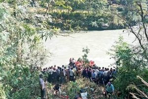 सुनकोशी नदीमा बस खस्दा ६ जनाको मृत्यु