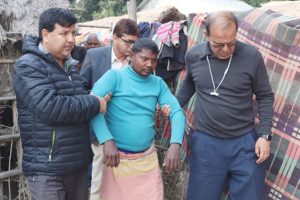 एक बिपन्न बिरामीलाई कांग्रेसका नेता डा.मिनेन्द्र रिजाल र डा.सुनिल शर्माले गरे उद्धार