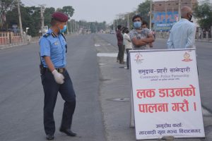 लकडाउनको बेला दिनहुँ १८ घण्टा खटिन्छन् प्रहरी