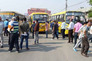 विराटनगरमा अलपत्र परेका विद्यार्थीलाई घर पठाइयो