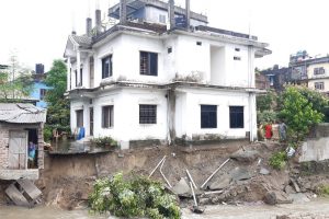 इटहरीमा टेङ्रा खोलाले  दुइ घरमा क्षती- हेरौं तस्बीर