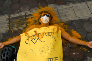सडक पेटीमा सुतेर सरकारको विरोध,
