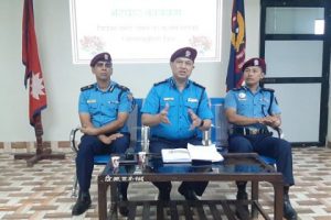 प्रहरीमाथि औंला तेस्र्याउने वातावरण नबनाउने प्रतिवद्धता  : एसपी सन्तोष खड्का