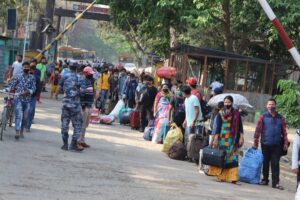 बाटोमै लुटिन्छन् भारतबाट फर्किने नेपालीहरु