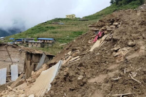 कश्मिरमा पहिरोमा परी एकै परिवारका सातसहित आठ जनाको मृत्यु