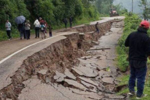 अविरल वर्षाले भोजपुरमा सडक भासियो