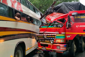 सिमलतालमा भारतीय बस र ट्रक ठोक्किए