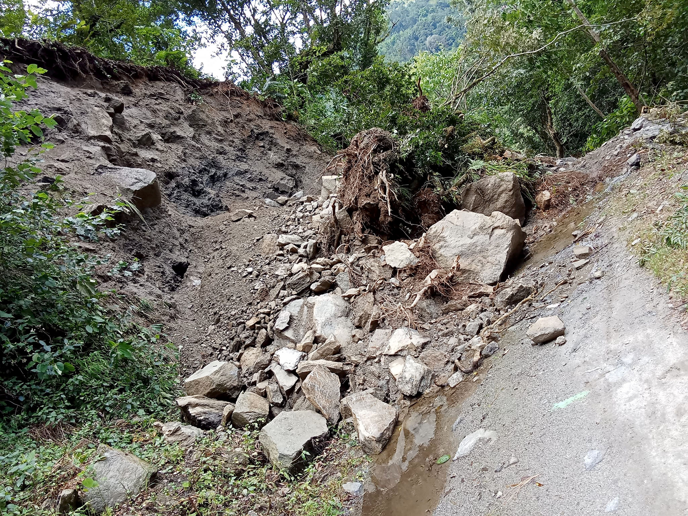 भोजपुरको नौं वटै स्थानीय तहका ग्रामीण सडक अवरुद्ध