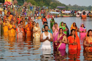 आज छठ पर्वको मुख्य दिन, अस्ताउँदो सूर्यलाई अर्घ दिइँदै