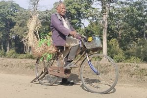 ८४ बर्षमा पनि गाउँबस्ती डुल्दै व्यापार गर्दै कञ्चनपुरका रामस्वरुप राना थारू