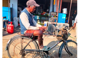 हतियारमा ‘धार’ लगाएर जीविकोपार्जन गरिरहेका ७० वर्षीय मुखिया