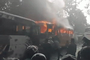 विर्तामोडको एक ग्यारेजमा आगलागी हुँदा तीनवटा बस जल्यो