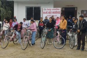 विपन्न समुदायका छात्रालाई वडा कार्यालयबाट साइकल सहयोग