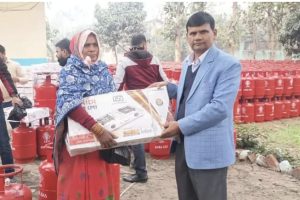 मधेसका मेयरले निःशुल्क बाँडे सिलिन्डरसहित ८ हजार ग्याँस चुल्हो