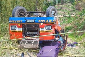 धनकुटामा बस दुर्घटनामा तीन जनाको मृत्यु,११ जना घाइते