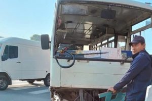 तीनकुनेमा ३ वटा गाडी ठोक्किदाँ १ जनाको मृत्यु, ३ घाइते
