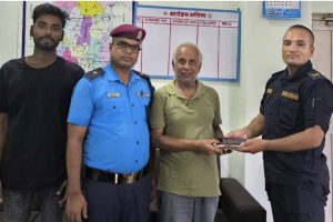 इमानदार सिटी चालक : छुटेको नगद ७७ हजार ५०० र आइफोन फिर्ता गरिदिए
