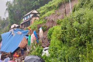 पर्वतमा पहिरोले घर पुरिँदा श्रीमानको मृत्यु, श्रीमती बेपत्ता