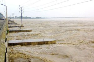 सप्तकोशी नदीमा पानीको सतह बढ्यो, ३१ ढोका खोलियो