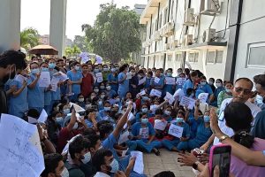 नोबेल मेडिकलका नर्स आन्दोलनमा, न्यूनतम पारिश्रमिकको माग