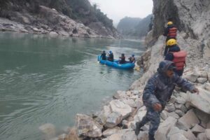 त्रिशूलीमा खस्यो ट्रक, ३ जनाको उद्धार