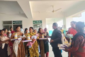 बुढीगंगा–६ का सुत्केरी महिलालाई घ्यू तथा शिशुलाई बेबी किट वितरण