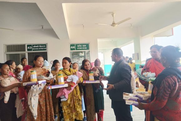 बुढीगंगा–६ का सुत्केरी महिलालाई घ्यू तथा शिशुलाई बेबी किट वितरण