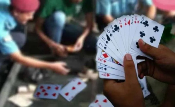 तास खेलिरहेका १२ जना पक्राउ, अढाई लाख रूपैयाँ बढी बरामद