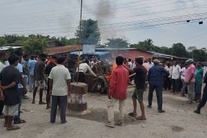कप्तानगन्जको अवस्था नियन्त्रणबाहिर, स्थानीयका पसलमा तोडफोड सुरु
