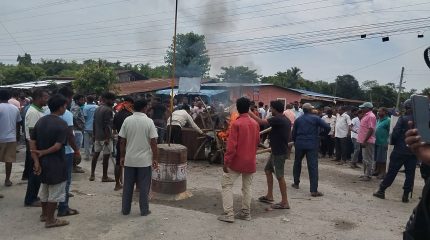 कप्तानगन्जको अवस्था नियन्त्रणबाहिर, स्थानीयका पसलमा तोडफोड सुरु
