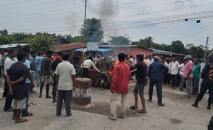 कप्तानगन्जको अवस्था नियन्त्रणबाहिर, स्थानीयका पसलमा तोडफोड सुरु