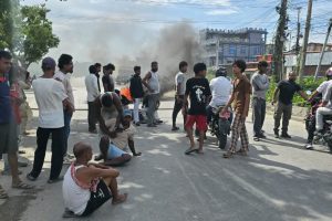 कप्तानगञ्ज गोलीकाण्डको विरोधमा इटहरीमा राजमार्ग अवरुद्ध गर्दै प्रदर्शन