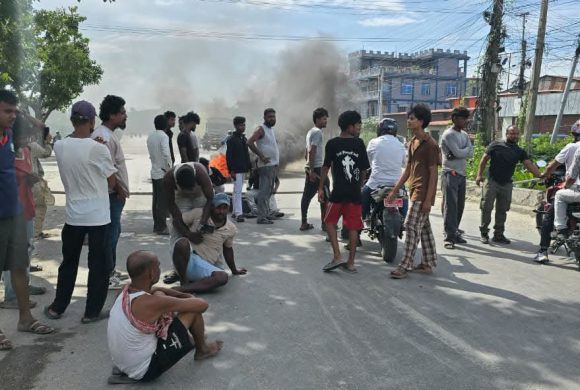 कप्तानगञ्ज गोलीकाण्डको विरोधमा इटहरीमा राजमार्ग अवरुद्ध गर्दै प्रदर्शन