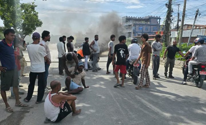 कप्तानगञ्ज गोलीकाण्डको विरोधमा इटहरीमा राजमार्ग अवरुद्ध गर्दै प्रदर्शन