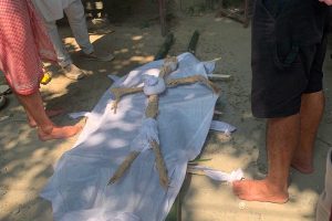 टिमुरे बाढीमा बेपत्ता दुर्गा प्रसाद पोखरेलको अवस्था पत्ता नलागेपछि इटहरी बुढीगंगामा अन्त्येष्टि